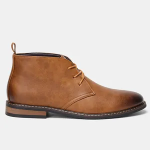 Vue latérale d'une bottine desert classique en similicuir marron avec bout bruni