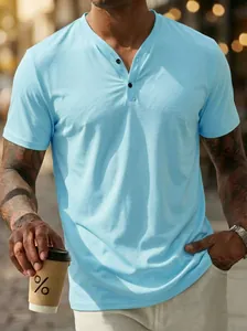 Gros plan d'un t-shirt Henley bleu clair à manches courtes sur un mannequin en ville