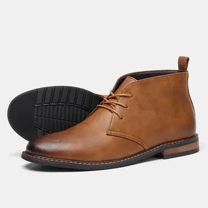Gros plan de bottines chukka marron pour hommes montrant la semelle et le dégradé