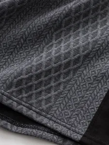 Gros plan du tissu jacquard gris texturé pour T-shirt tendance pour hommes