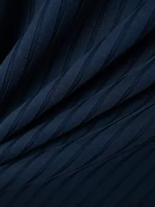 Inquadratura macro dettagliata del tessuto a coste blu navy per maglietta traspirante da uomo