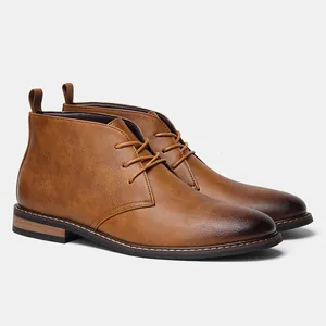 Détail de bottines desert en cuir marron pour hommes avec bout patiné et lacets