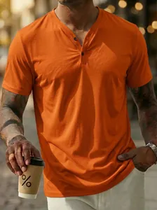 Vue détaillée d'un t-shirt Henley orange pour homme avec col boutonné et tissu doux