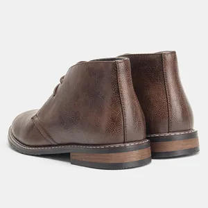 Détail de la vue arrière de bottines desert vintage marron pour homme en simili cuir.