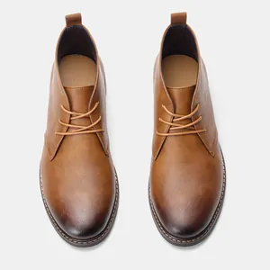Vue de dessus détaillée de bottines désert marron pour homme avec effet poli et lacets