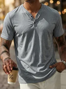 Détail d'un t-shirt Henley gris respirant pour homme avec col boutonné et tissu doux.