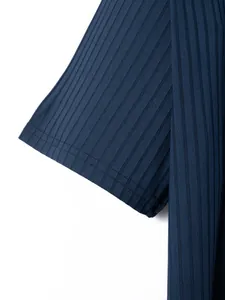 Dettaglio del tessuto a costine e cuciture del polsino su t-shirt casual blu navy da uomo.