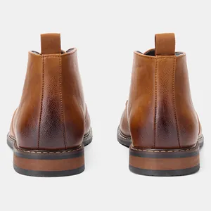 Vue arrière détaillée de bottines désert en cuir marron pour hommes avec finition.