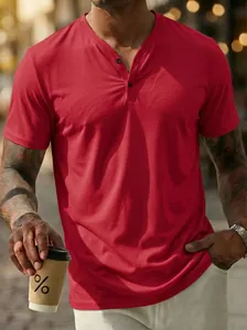 Vue détaillée d'un t-shirt Henley rouge à manches courtes pour homme dans un cadre décontracté