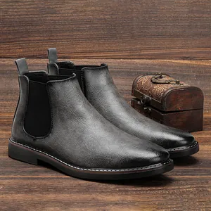 Vue latérale de bottines Chelsea en cuir vieilli pour hommes avec panneaux élastiques