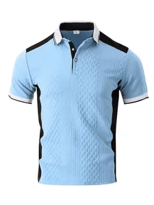 Polo jacquard bleu clair pour homme avec design bicolore noir et blanc chic.