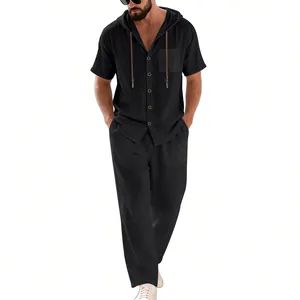 Vista completa del set estivo da uomo in lino nero con camicia con cappuccio