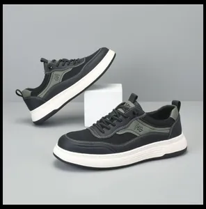 Vista laterale delle sneakers traspiranti nere da uomo con spesse suole bianche