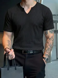 Dettaglio ravvicinato della trama a costine e scollo a V di questa t-shirt nera da uomo.
