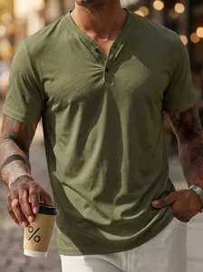 Détail du t-shirt Henley vert olive montrant le tissu respirant et le col à boutons
