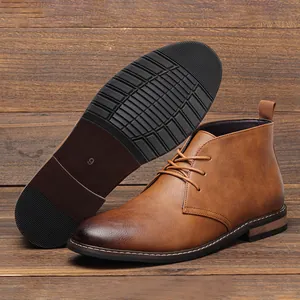 Vue détaillée de bottines chukka marron pour hommes montrant la semelle et le bout poli