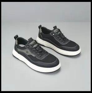 Vista dettagliata delle sneakers da uomo in mesh nero traspirante con spesse suole bianche