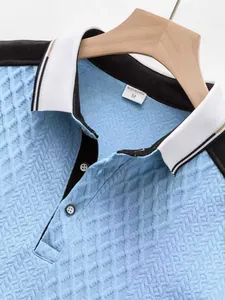 Gros plan détaillé du col d'un polo en jacquard bleu pour homme avec bordure contrastée