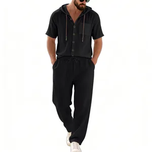 Completo da uomo in lino nero in due pezzi con camicia con cappuccio e pantaloni lunghi