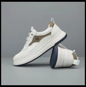 Vista laterale dettagliata di sneaker in pelle bianca con mesh e suola blu scuro spessa