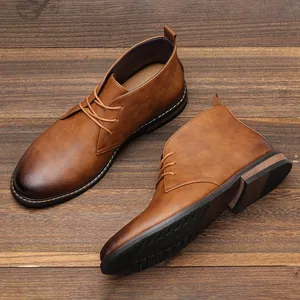 Vue détaillée de bottines désert marron pour hommes sur fond de bois rustique.