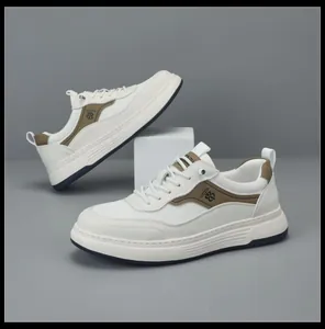 Vista laterale di sneaker da uomo in mesh bianco con accenti marroni e suola spessa