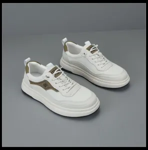 Dettaglio di sneaker platform bianche da uomo con mesh traspirante e inserti marroni