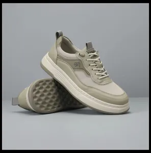 Vista dettagliata di sneaker traspiranti in mesh kaki con spesse suole bianche.
