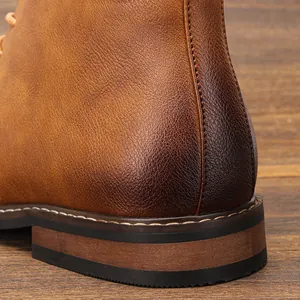 Vue détaillée du talon en cuir bruni et des coutures de qualité sur bottes chukka