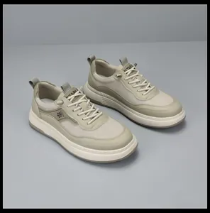 Dettaglio di sneaker da uomo in mesh leggero beige con spesse suole bianche ammortizzate.