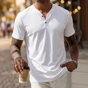T-shirt Henley blanc respirant pour homme dans un style décontracté chic.