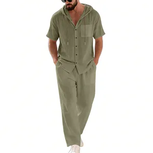 Dettaglio del set da uomo in lino oliva con camicia con cappuccio e pantaloni.
