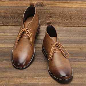 Gros plan détaillé des bottines désert marron pour hommes sur un fond de bois rustique