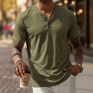 T-shirt Henley pour homme vert olive à manches courtes pour un look d'été décontracté