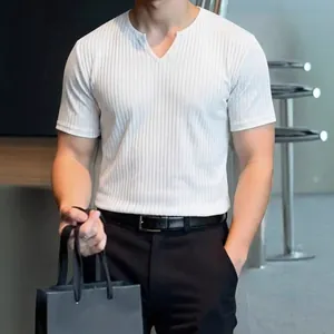 T-shirt da uomo bianca aderente con scollo a V e trama a costine in tessuto elasticizzato
