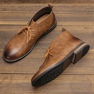 Bottines désert en cuir vieilli marron pour hommes posées sur un fond bois rustique.