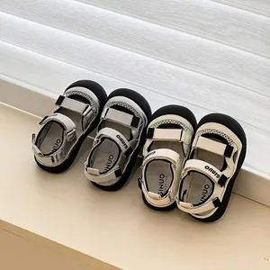 Sandales d'été pour enfants à bout fermé pour garçons et filles en argent et crème.