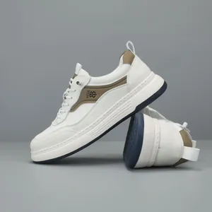 Sneaker bianche premium da uomo in mesh traspirante con dettagli in pelle marrone