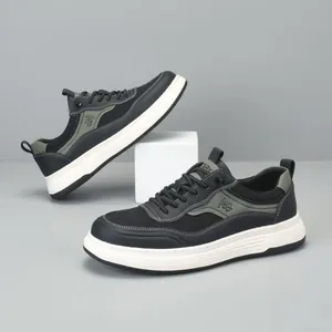 Sneakers da uomo in rete nera traspirante con suola bianca spessa e dettagli verdi.