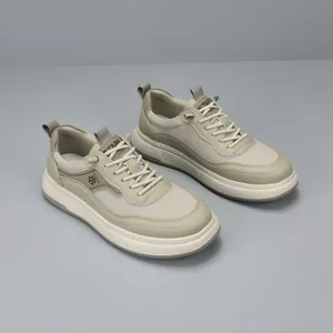 Sneaker casual da uomo in mesh traspirante e pelle con suole spesse in bianco crema
