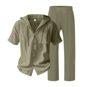 Completo due pezzi da uomo in lino verde oliva, camicia con cappuccio e pantaloni lunghi