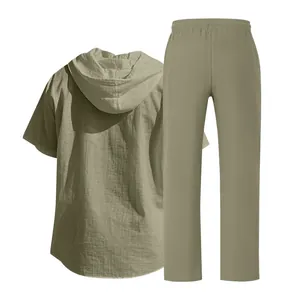 Vista posteriore del set traspirante in lino verde oliva da uomo con camicia con cappuccio