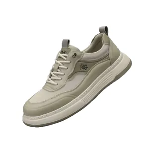 Eleganti sneaker da uomo in mesh traspirante con suola platform spessa, toni kaki e beige.
