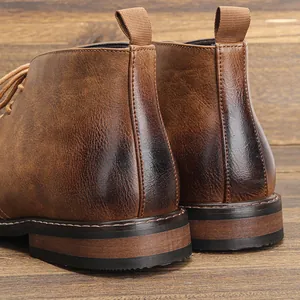 Gros plan détaillé des talons de bottines desert en similicuir marron avec tirettes