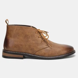 Vue latérale de bottines desert en cuir marron avec lacets ronds et petit talon.