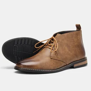 Vue détaillée des bottines desert en cuir marron pour hommes avec semelle