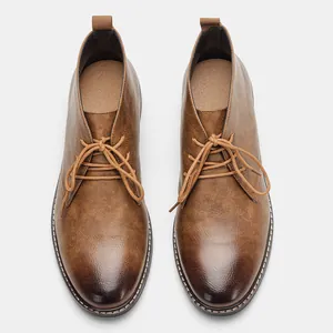 Vue de dessus de bottines désert marron poli pour homme montrant le laçage et la symétrie.