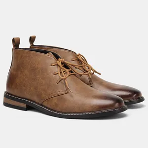 Détail en gros plan montrant la finition polie vintage des bottines chukka en cuir pour homme