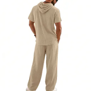 Vista posteriore di un completo in lino kaki da uomo con maglia con cappuccio e pantaloni