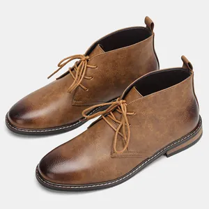 Vue détaillée de bottines desert marron pour homme avec bout ciré et design à lacets